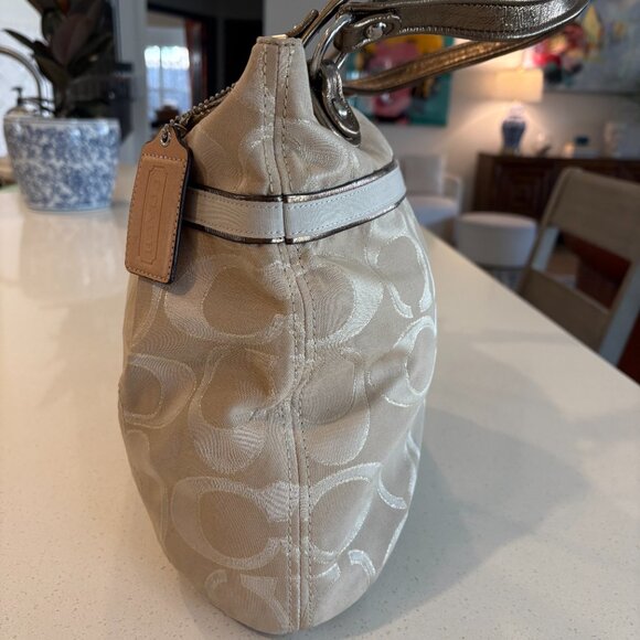 Coach Signature Poppy Large Tan Handbag - Pre-Owned - Picture 4 of 11